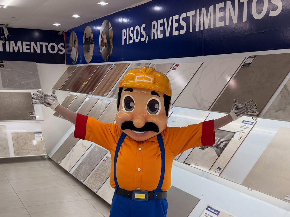 Showroom de pisos e revestimentos da Tavinho, com o mascote da loja de braços abertos